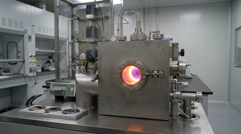 ¿Qué es el proceso CVD de plasma? Logre la deposición de películas delgadas a baja temperatura