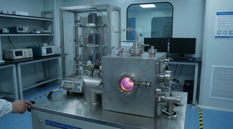 Perché la deposizione chimica da vapore assistita da plasma (PECVD) può operare a temperature relativamente più basse rispetto alla LPCVD?