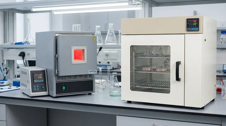 Qual é a diferença entre um forno de ar quente e um forno mufla? Escolha a Ferramenta Certa para o Seu Processo Térmico