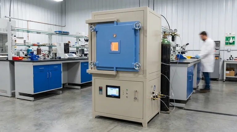 ¿Por qué se utiliza un horno de caja con atmósfera controlada para el tratamiento térmico? Para diseñar con precisión las propiedades del material