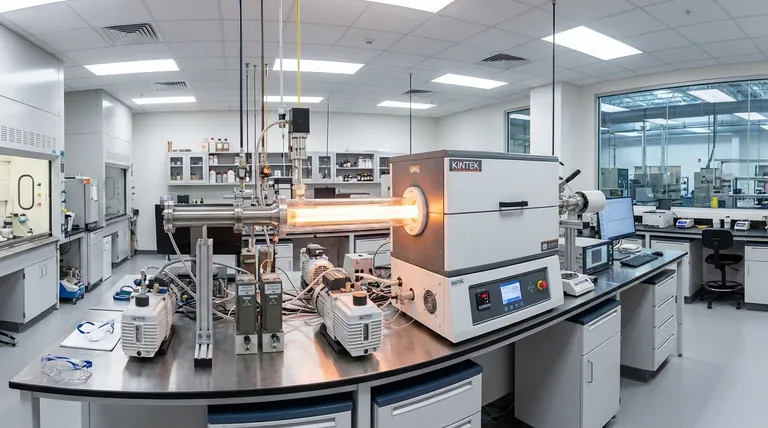 Qual é a vantagem do CVD sobre o PVD? Revestimento Conformado Superior para Geometrias Complexas