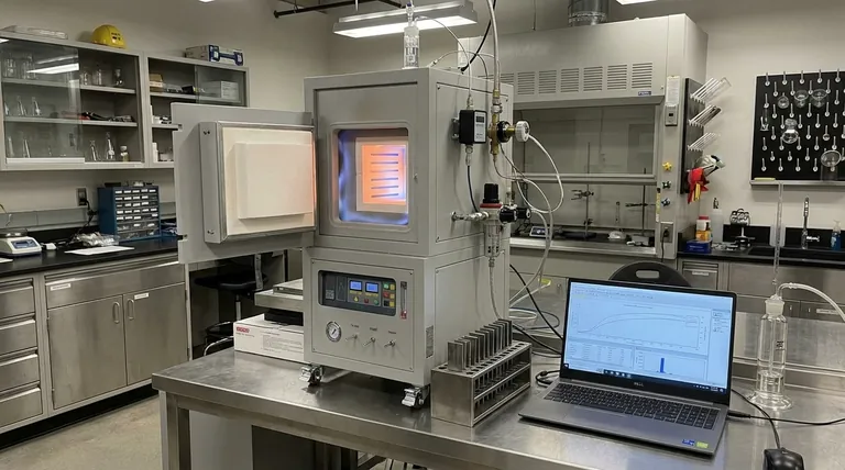 Qual é o papel da atmosfera do forno? Domine o Controle Metalúrgico Preciso para o Seu Tratamento Térmico