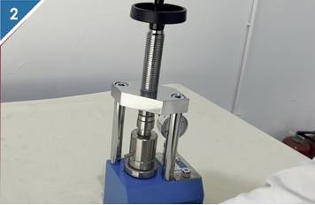 2. Tighten the tablet press oil drain valve clockwise