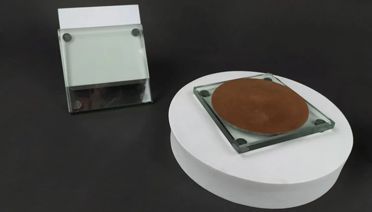 スエードとガラスベース