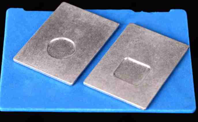 High-transparency XRD sample holders