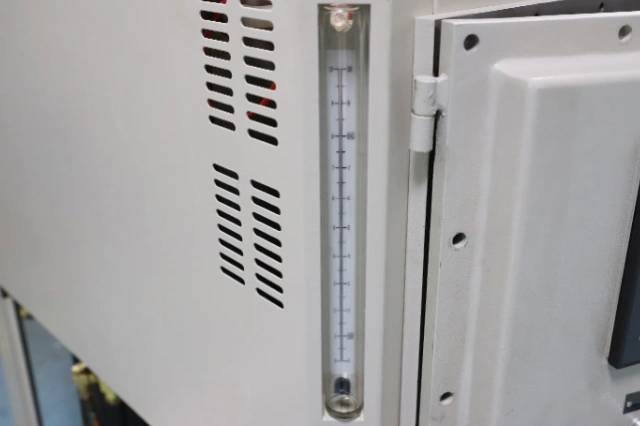 Oil level can be observed at any time