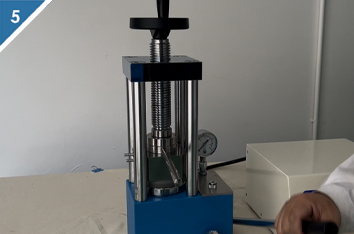 5.Pressuriser l'échantillon.