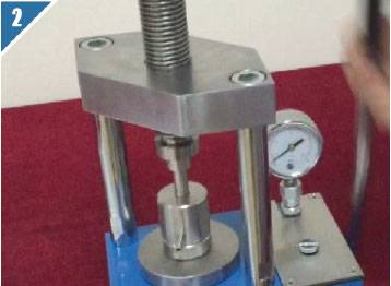 2.Put the die in the center of the hydraulic press and pressurize to required pressure.