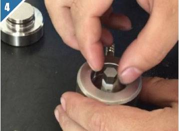 4. retirer la matrice de la presse hydraulique et retirer l