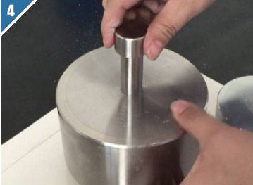 4. Estrarre lo stampo dalla pressa idraulica e rimuovere delicatamente il campione.