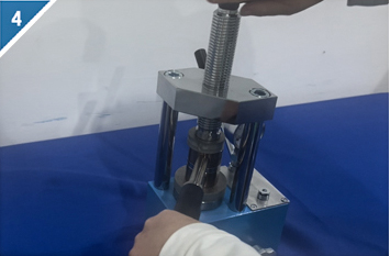 4. Placer le moule dans la presse à comprimés pour la pré-compression.