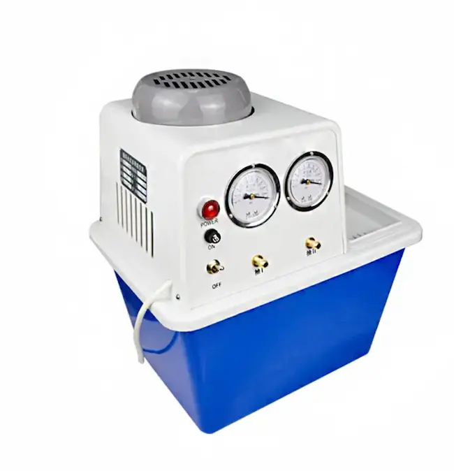 Gros plan de l'avant de la pompe à vide à circulation d'eau