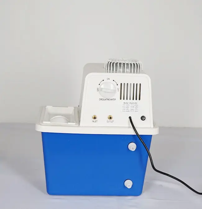 Gros plan de l'arrière de la pompe à vide à circulation d'eau